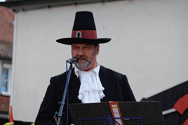 Narrenbürgermeister Matthias Röhrenbach spottet über gescheiterten Bürokratieabbau.