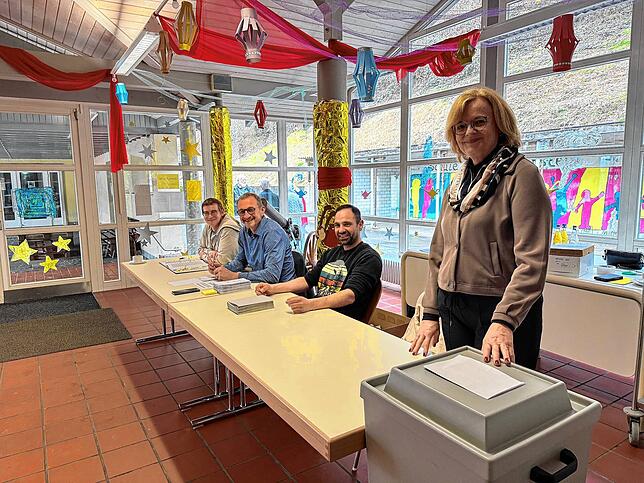 Viel zu tun hatten am Sonntagvormittag die Wahlhelfer in der fasnächtlich geschmückten Festhalle Schwörstadt. An der Wahlurne ...