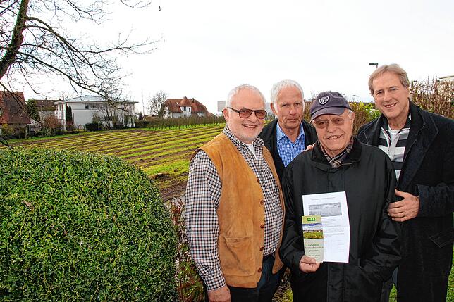 Die Initiative Apfelbaumfeld kämpfte lange gegen das Bauvorhaben in ihrer Nachbarschaft. Von links: Ulrich Bernard, Jan van der Decken, ...