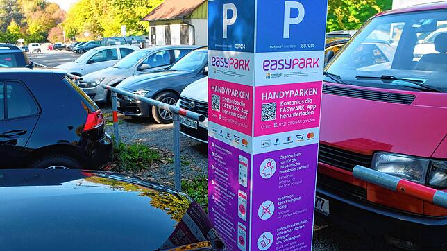 Infosäule zum Handyparken auf dem Meersburger Sommertal-Parkplatz.