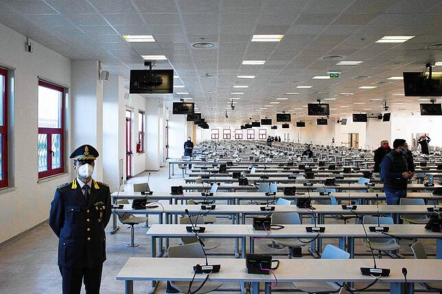 355 Angeklagte und deren mehr als 400 Anwälte sollen in dem Saal Platz finden.