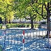 Bestens präpariert und bereit, doch nach wie vor leer: Nach Klagen von Anwohnern darf die Stadt den lauschigen Platz unter den Linden ...