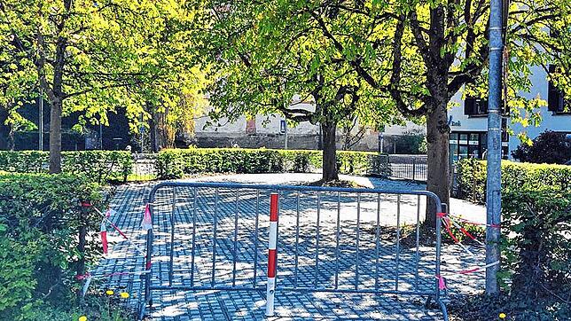 Bestens präpariert und bereit, doch nach wie vor leer: Nach Klagen von Anwohnern darf die Stadt den lauschigen Platz unter den Linden ...
