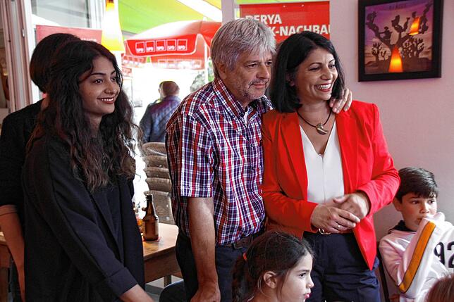 Derya Türk-Nachbaur mit Ehemann Andreas Nachbaur und den beiden Töchtern bei der SPD-Wahlparty: Um die Siebenjährige wird sich künftig ...