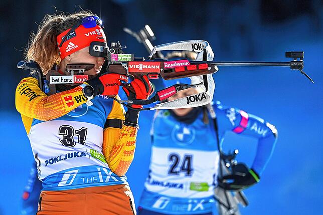 Janina Hettich (vorne) im Stehend-Anschlag.