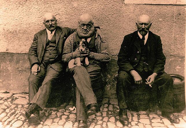 Johann Gaisser (Mitte), Spitzname „Roter Hans“, auf einer undatierten Aufnahme. Er gründete das Lokal 1893 und war in ...