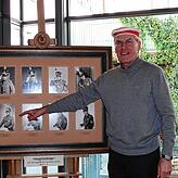 Vor der Ahnengalerie der Gardehauptmänner, präsentiert bei der Ausstellung „75 Jahre Narrengarde“. Rainer Alferi war ...