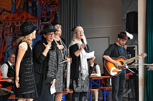 Diana Thum, Ramona Biller, Bettina Jäger-Gönner und Esther Moll singen mit Gitarrenbegleitung von Jonas Ehmann.