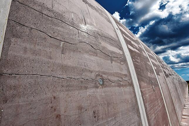 Kurz nach Fertigstellung der Lärmschutzwand bildeten sich an der Rückseite Risse im Beton.