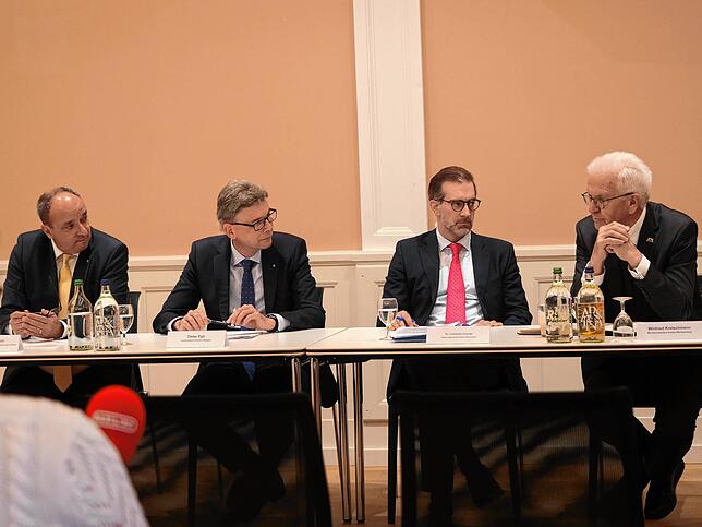 Winfried Kretschmann (rechts), der baden-württembergische Ministerpräsident, informierte in Rheinfelden/Schweiz auch die Medien.