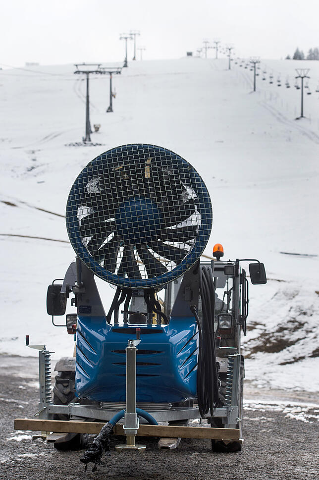 Sie zählen mittlerweile zum Alltag: Anfang November werden die ersten Schneekanone in Stellung gebracht. Das Bild entstand am Feldberg.