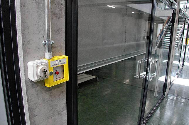 Den Brandschutz im denkmalgeschützten Bauwerk umzusetzen, war nicht so einfach. Die erhaltenen Glasfronten in den Schulgängen mussten ...