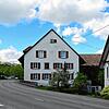 Sehr kritisch bewertete das Ratsgremium das Bauvorhaben zum Abbruch dieses Bauernhauses (Mitte) in der Schlüchttalstraße, das einem ...