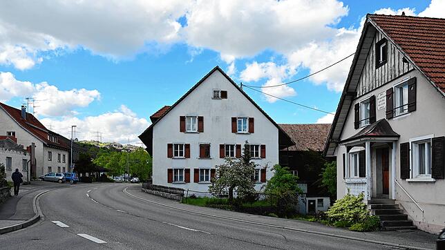 Sehr kritisch bewertete das Ratsgremium das Bauvorhaben zum Abbruch dieses Bauernhauses (Mitte) in der Schlüchttalstraße, das einem ...