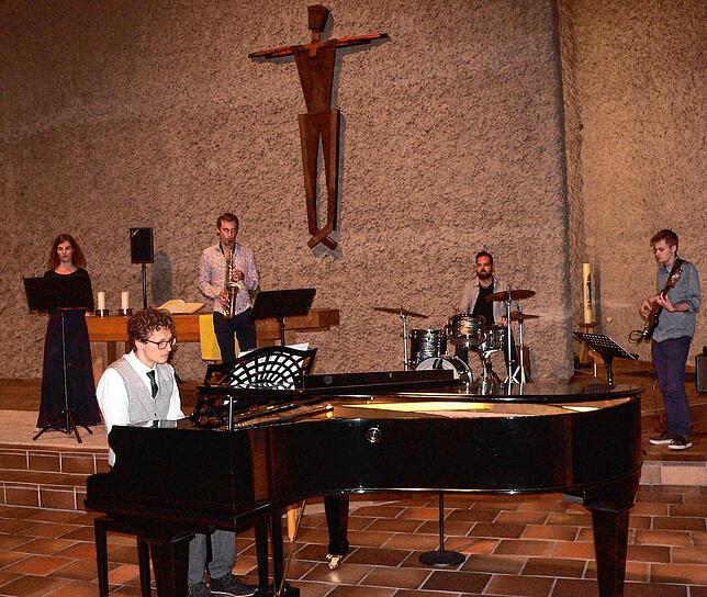 Ungewohnte Jazzklänge in der Kirche mit den beiden neuen Förderpreisträgern Julia Hilpert und Malte Breuhaus (ganz links) und einem ...