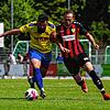 Laufduell: Der Rheinfelder Waldemar Schmidt (rechts) versucht, sich gegen Qendrim Krasniqi von der Spvgg. F.A.L. durchzusetzen. Der FSV ...