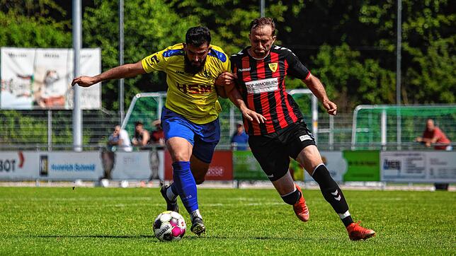 Laufduell: Der Rheinfelder Waldemar Schmidt (rechts) versucht, sich gegen Qendrim Krasniqi von der Spvgg. F.A.L. durchzusetzen. Der FSV ...