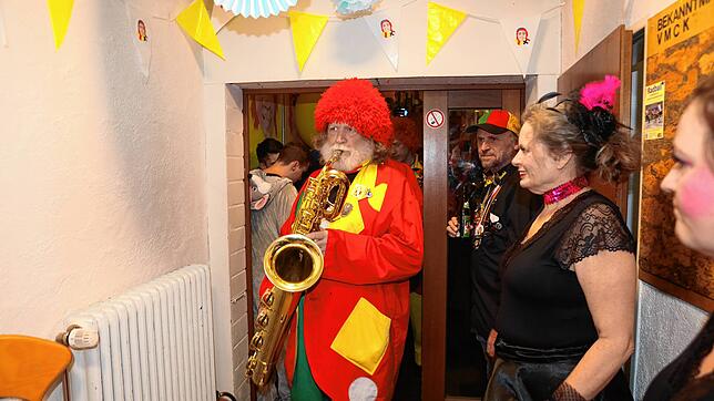 Bild 26: Glückwunsch! Fotos vom Jubelball zu Ehren der Lausbuben der Narrengemeinde Hofpeter