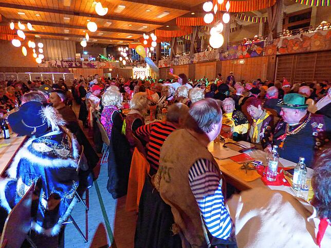 In der vollbesetzten Eichendorffhalle ging es lustig zu beim bunten Abend der Gerstensackzunft. Die Gäste sangen und schunkelten munter ...