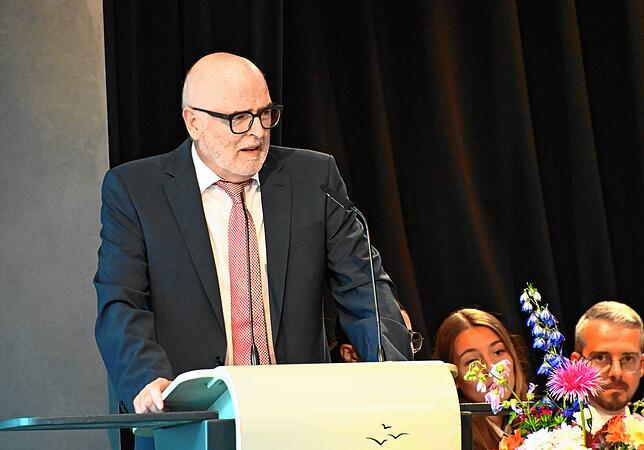 Der Stockacher Bürgermeister Rainer Stolz spricht bei der Abschiedsfeier für seinen Amtskollegen Matthias Weckbach, dessen Amtszeit in ...