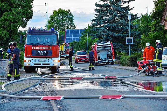 Bild 3: Hausbrand in Hausen vor Wald: 70 Feuerwehrmänner im Einsatz