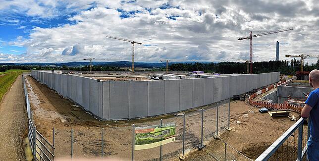 Das Panorama zeigt die Mauern der zukünftigen Gefängnisanlage, der Blick reicht von Dietingen (links im Hintergrund) bis zum Rottweiler ...
