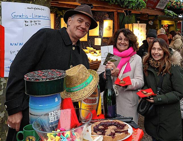 Bild 11: Hincooker auf dem Weihnachtsmarkt: Weihnachtsmann, Taschengeld vom Franz und 2000 Euro Spenden