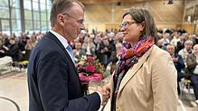Glückwunsch für den Sieger: Alexander Bruns (links) erhielt am Ende nur zehn Stimmen mehr als Kerstin Mock (rechts). Bruns wurde am ...