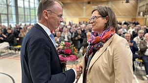 Glückwunsch für den Sieger: Alexander Bruns (links) erhielt am Ende nur zehn Stimmen mehr als Kerstin Mock (rechts). Bruns wurde am ...