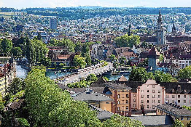 Die Gäste der Führung von „Der SÜDKURIER öffnet Türen“ genießen den Ausblick von der Dachterrasse der Ode Lofts, die sich die späteren ...