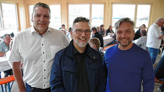 Bürgermeister Andreas Schmid (li.) und die Architekten des Büros AKKU, Siyami Akyildiz und Christian Kuberczyk (re.), luden zum ...