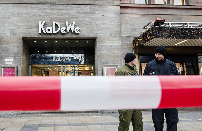 dpa-Story - Clan-Kriminalität in Berlin Polizisten stehen vor dem Kaufhaus KaDeWe hinter einer Absperrung. Dieser Überfall auf die Schmuckabteilung wird Clan-Mitgliedern ...