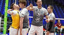 Pure Freude beim VfB Friedrichshafen nach dem Einzug ins Halbfinale der Deutschen Volleyballmeisterschaft. Gegner auf dem Weg ins Finale ...