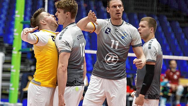 Pure Freude beim VfB Friedrichshafen nach dem Einzug ins Halbfinale der Deutschen Volleyballmeisterschaft. Gegner auf dem Weg ins Finale ...