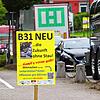 In und um Hagnau macht eine Verkehrsinitiative mit einer Plakataktion auf die Dringlichkeit einer neuen Straße aufmerksam.
