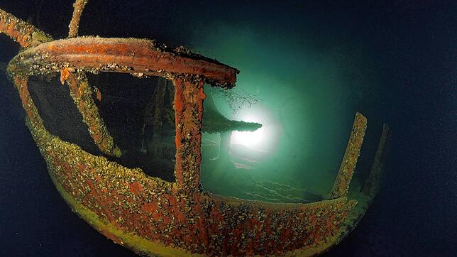 Der 1864 gesunkene Schaufelraddampfer „Jura“ liegt vor Bottighofen. Dieses Bild vom Heck hat Unterwasserfotograf Harald Utz 2019 ...