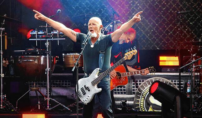 Björn Both, Frontmann, Sänger und Bassist bei Santiano, wusste, wie er seine Fans auf dem Meersburger Schlossplatz animieren musste.