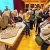Anhand seines selbstgeschnitzten Modells erläutert Stadtplaner Thomas Hirthe den Bürgern die Pläne für die Ortsmitte.