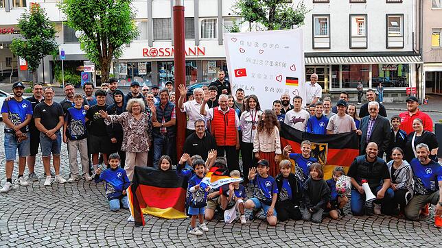 Ayla Sahin (Bildmitte, weißer Sportanzug) wird gefeiert. Foto: Hans-Jürgen Kommert