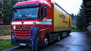 Die roten Lastwagen mit dem gelben Auflieger der Spedition Vogt werden aus dem Verkehr verschwunden. Harald Vogt musste eine schwere ...