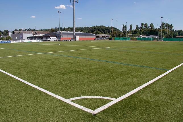 Bei Hitze wie bei Schnee bespielbar: das künstliche Fußballgrün wird zwar im Sommer wärmer als sein natürliches Pendent, dafür bietet es ...