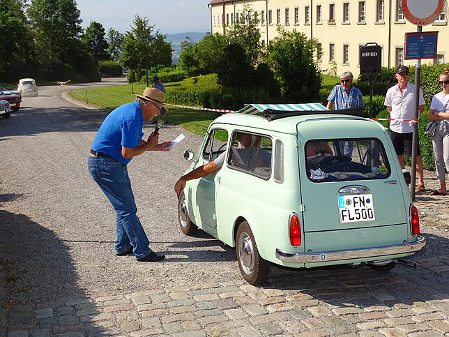 Jörg Abel (links) von den Oldtimer-Freunden Linzgau befragte die Fahrer über ihre rollenden Schätze. Mit 18 PS ist dieser ...