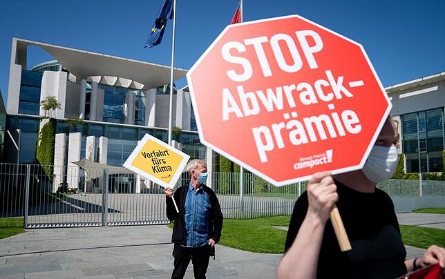 Demonstration vor Koalitionsgipfel Aktivisten demonstrieren mit Plakaten vor dem Bundeskanzleramt gegen eine mögliche Abwrackprämie und für das Klima, während die Spitzen ...