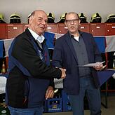 50 Jahre aktiver Dienst in der Feuerwehr. Das sei selten, stellt Kommandant Bernd Roth (rechts) fest und dankt Arthur Merk (links) für ...