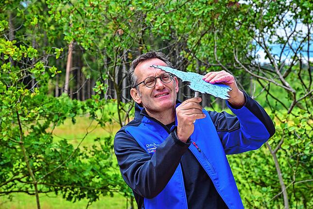 Die Balance machts. Michael Riede, Leiter des Vermessungsamtes im Landratsamt, erläutert wie der Mittelpunkt des ...