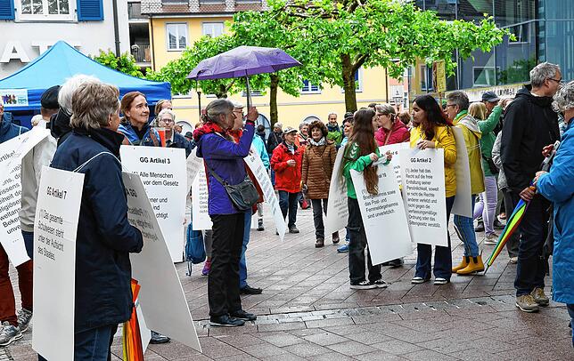 Die Organisatoren trugen die 19 Artikel des Grundgesetzes durch die Stadt.