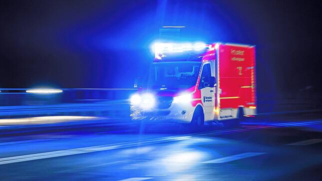 Drei Menschen werden am Samstagnachmittag bei einem Unfall auf der A81 bei Rottweil verletzt.