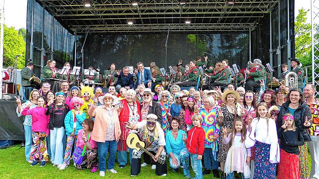 Knapp über 50 Menschen kommen im 70er-Outfit in den Stadtgarten, um bei der Wette zwischen dem SÜDKURIER und Bürgermeister Ralph Gerster ...