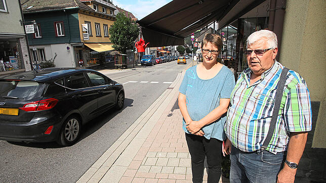 Weisen auf Probleme von Geschäften in der Unterstadt hin: Madlen Schlak-Schäfer von der Buchhandlung Schönenberger und Wolfgang Moser ...