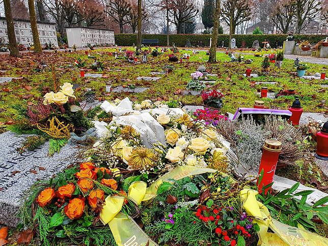 Unter freiem Himmel dürfen trotz der Corona-Pandemie 100 Menschen zusammenkommen. Sie müssen aber Maske tragen und Abstand halten.